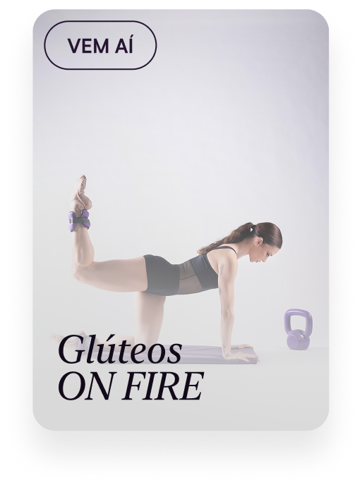 Capa do programa Glúteos ON FIRE, da Rotina Bodydance no Método Bodydance Progress, com o selo "Vem aí": Renata Bardazzi em quatro apoios num colchonete, elevando uma perna com caneleira