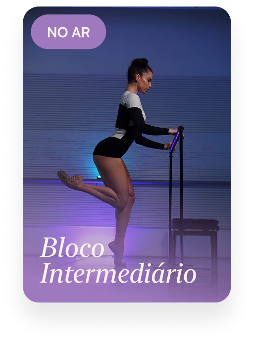 Capa do Bloco Intermediário do Método Bodydance Progress, com o selo "No ar": Renata Bardazzi segurando a barra, apoiada num pé só, com a outra perna dobrada para trás