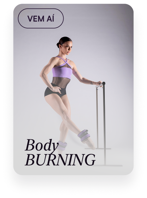 Capa do programa Body BURNING, da Rotina Bodydance no Método Bodydance Progress, com o selo "Vem aí": Renata Bardazzi na barra, com caneleiras nos tornozelos e uma perna cruzada à frente