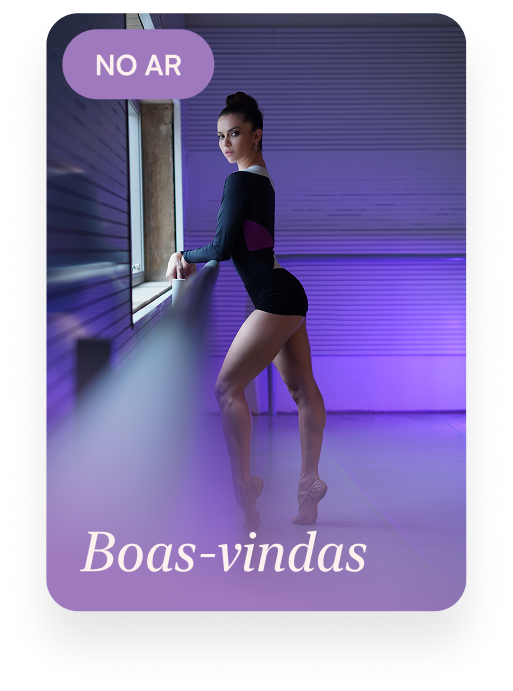 Capa do módulo Boas-vindas do Método Bodydance Progress, com o selo "No ar": Renata Bardazzi apoiada na barra, junto à janela de um estúdio com luz roxa, olhando para trás