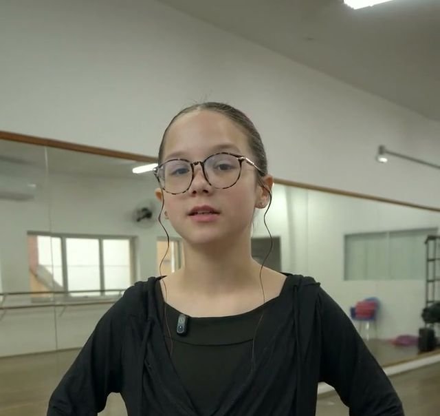 Ana Júlia, 11 anos, no estúdio