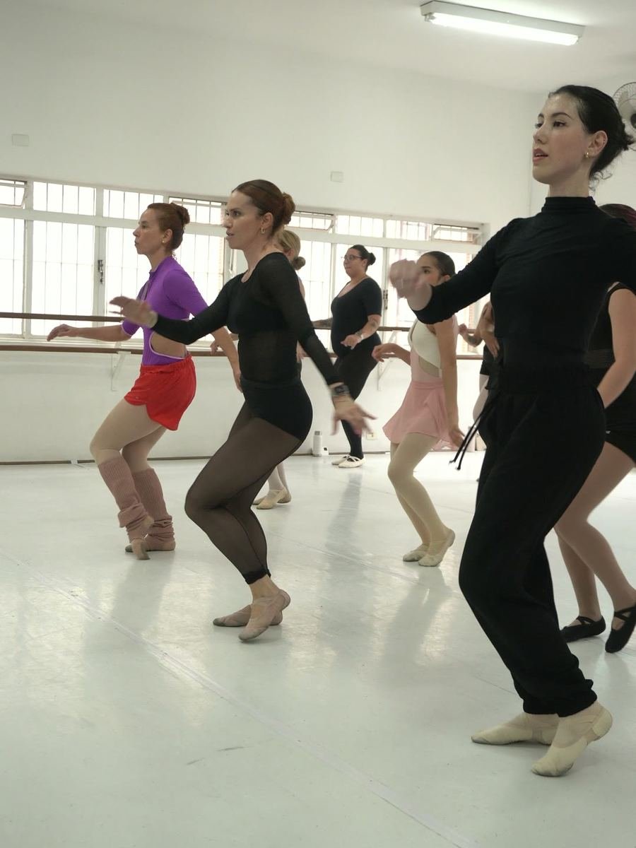 Alunas praticando uma sequência de dança em grupo no workshop de setembro