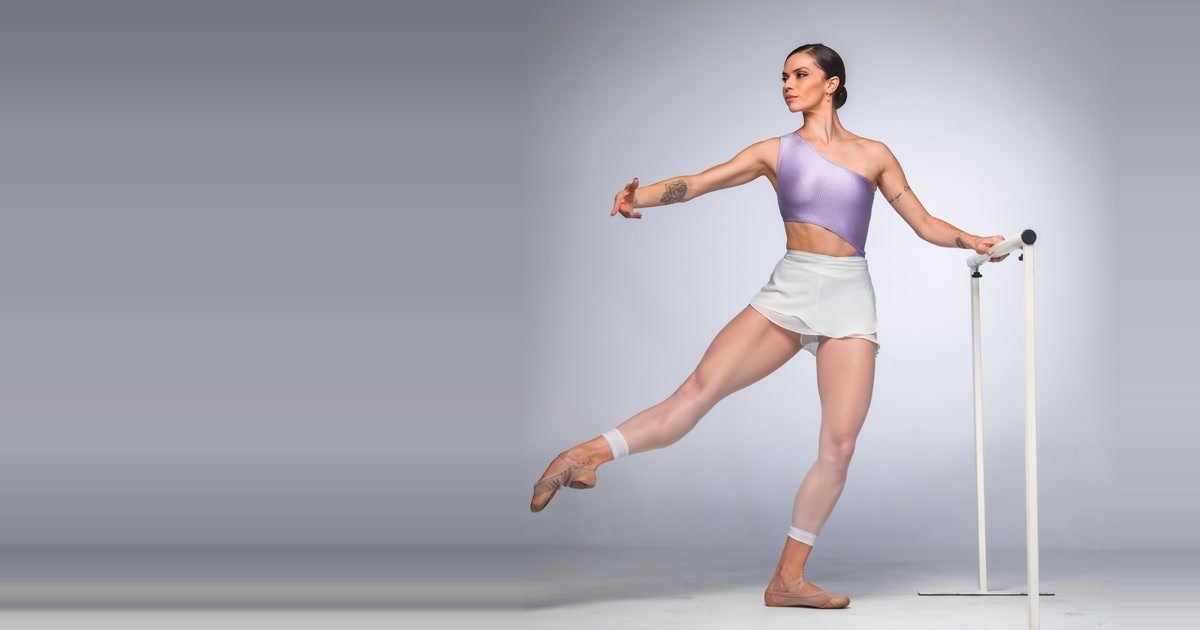 Renata Bardazzi, bailarina e criadora do Método Bodydance Progress, dançando apoiada numa barra de Ballet