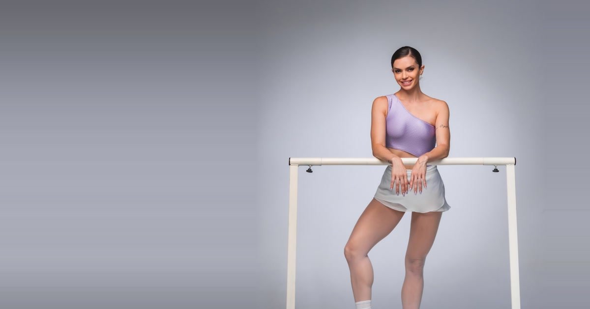 Renata Bardazzi, bailarina do Balé da Cidade de São Paulo, apoiada numa barra de Ballet